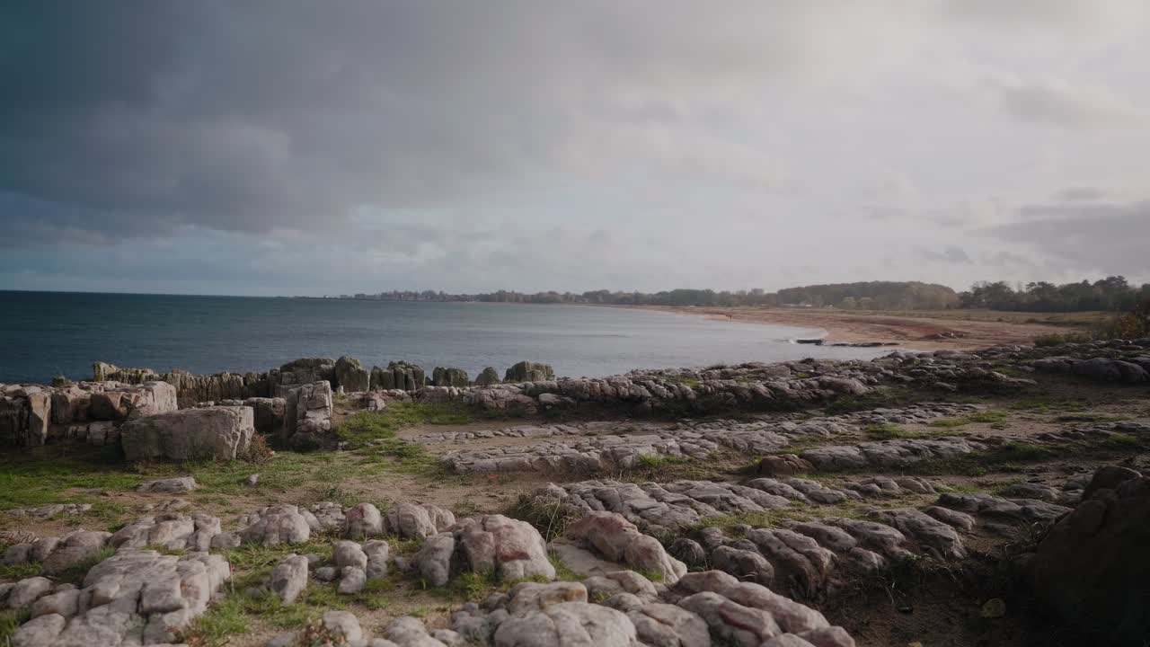 vista del acantilado de la playa de tobisvik desde vårhallarna en otoño, simrishamn suecia österlen - plano general estático