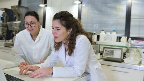 grupo de científicos discutiendo los detalles de la investigación en el laboratorio