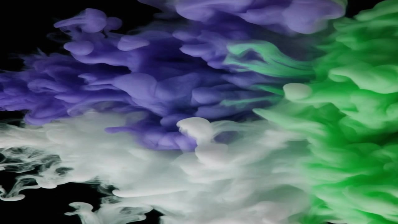 Vortici astratti di inchiostro viola, verde e bianco nell'acqua