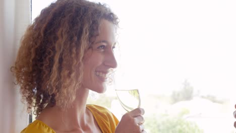 pareja sonriente bebiendo un vaso de champán