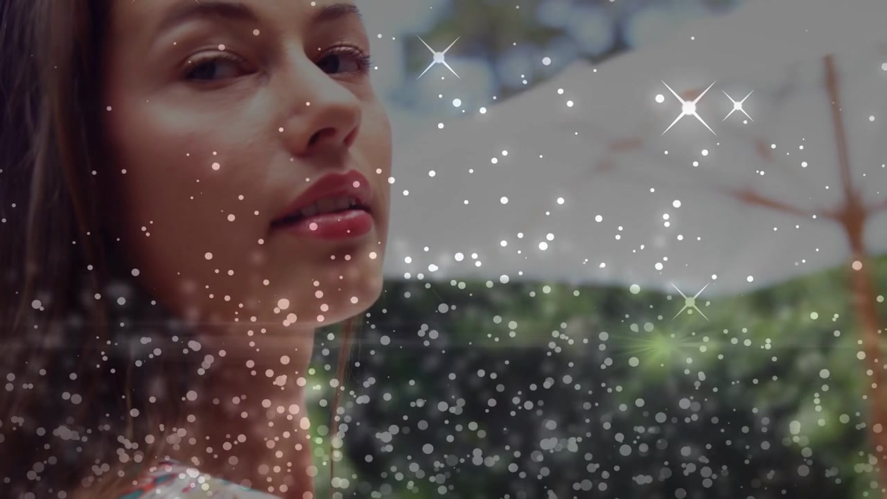 Mujer girando a la izquierda hacia la cámara al inicio, con una superposición de destellos moviéndose por su cara, formando un clip de marketing.