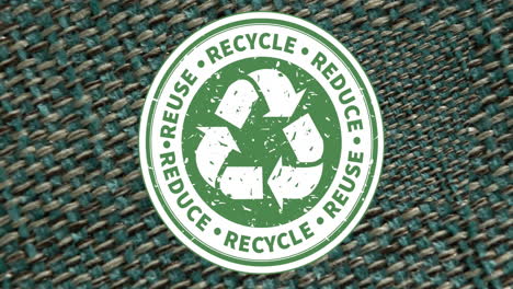 animación de reutilización, reciclaje, reducción de texto y logotipo sobre materiales cambiantes y fondos naturales