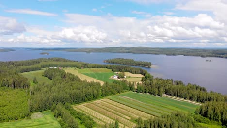 Vista-Aérea-De-Un-Lago-E-Islas-Y-Campo-Finlandés-En-Un-Día-Soleado-De-Verano