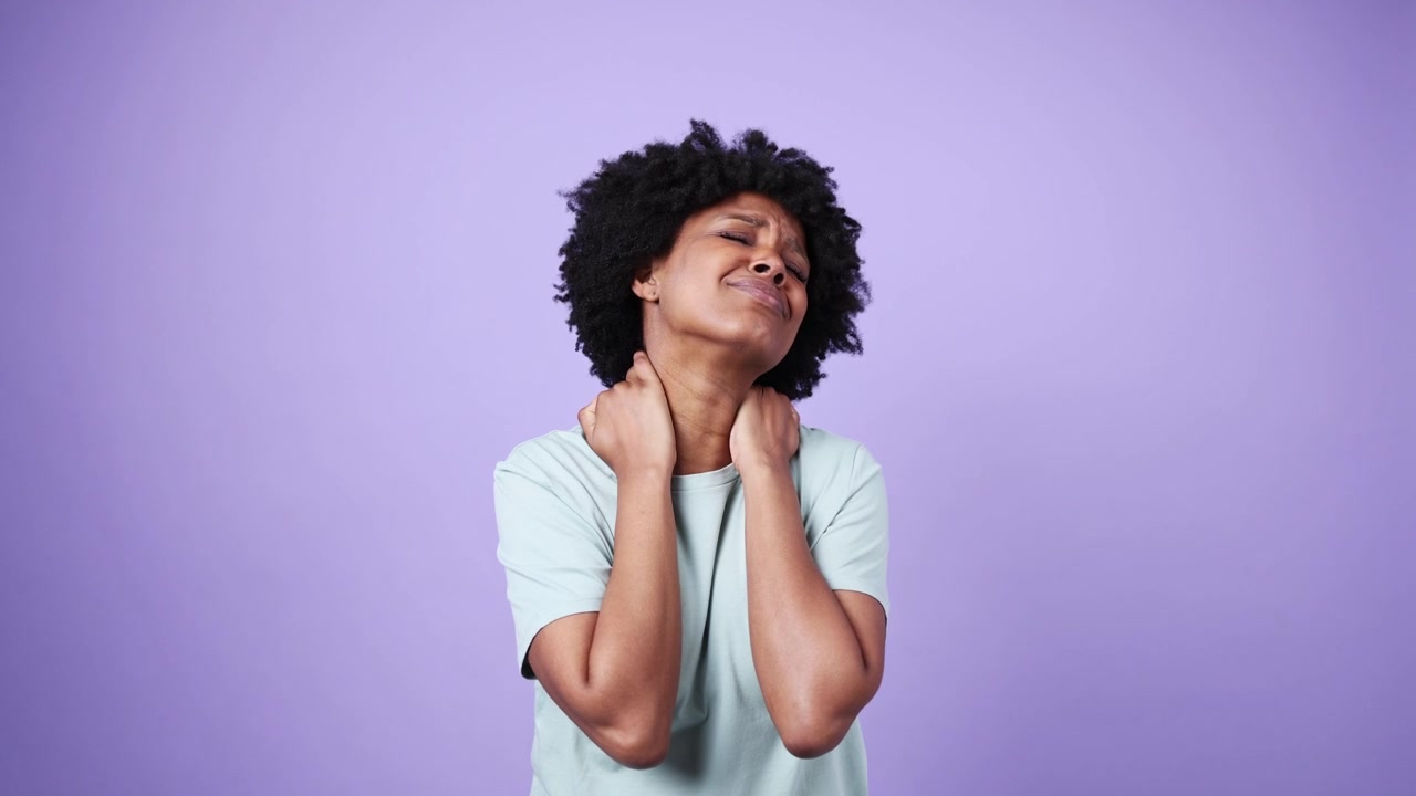 Giovane donna afroamericana che soffre di dolore al collo