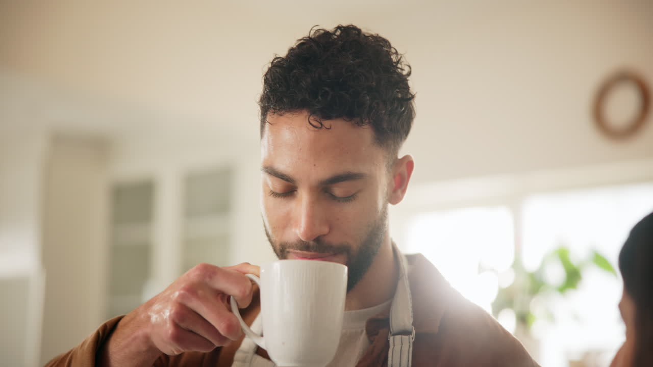 커피를 마시고 얘기하는 남자