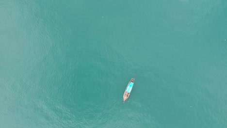 imágenes de drones de un bote de cola larga navegando en medio del océano sin nada alrededor