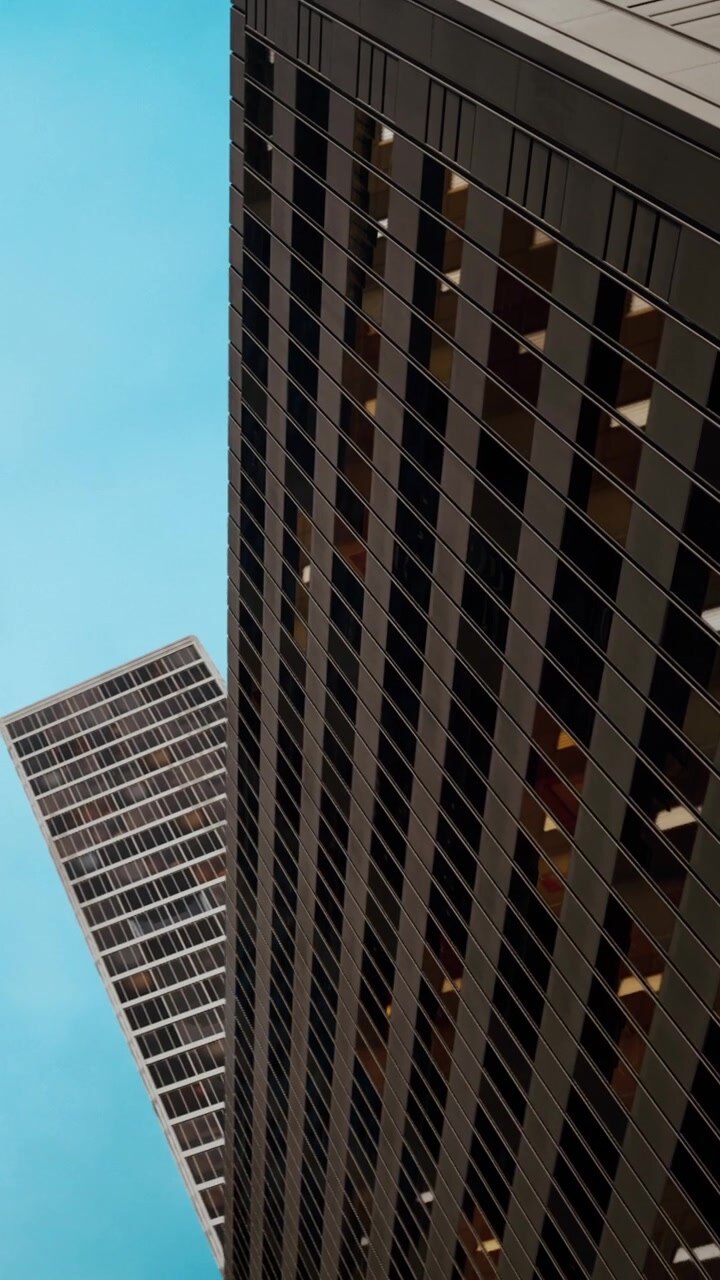 Vista di grattacieli in una città sotto un cielo azzurro e limpido di giorno.