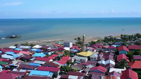 Minarete-De-La-Mezquita-Y-Coloridos-Tejados-De-Los-Asentamientos-En-Manggar,-Ciudad-Portuaria-De-Balikpapan-En-Kalimantan-Oriental,-Indonesia