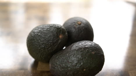 primer plano de aguacates hass