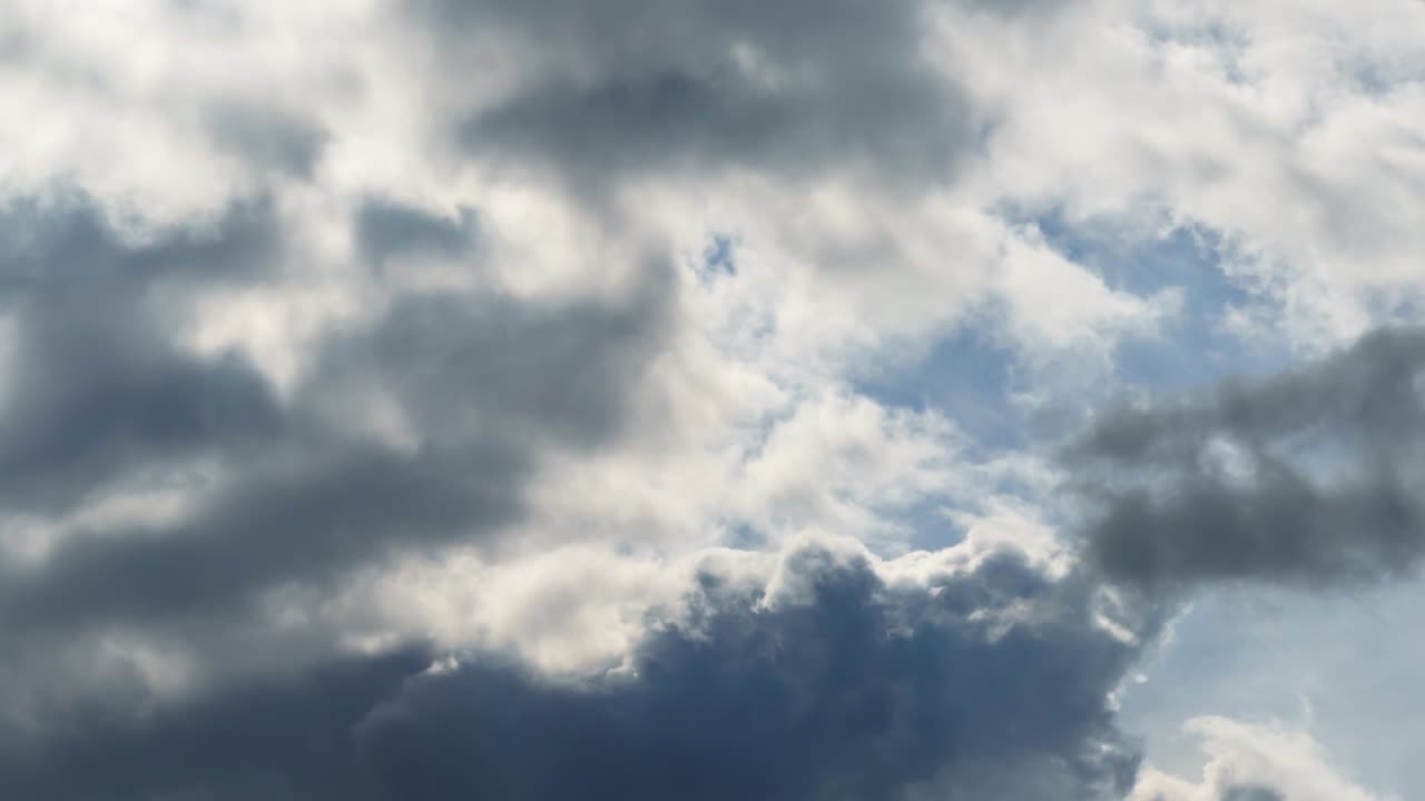 폭풍우와 함께 아름다운 어두운 극적인 하늘 비가 오기 전에 시간 경과
