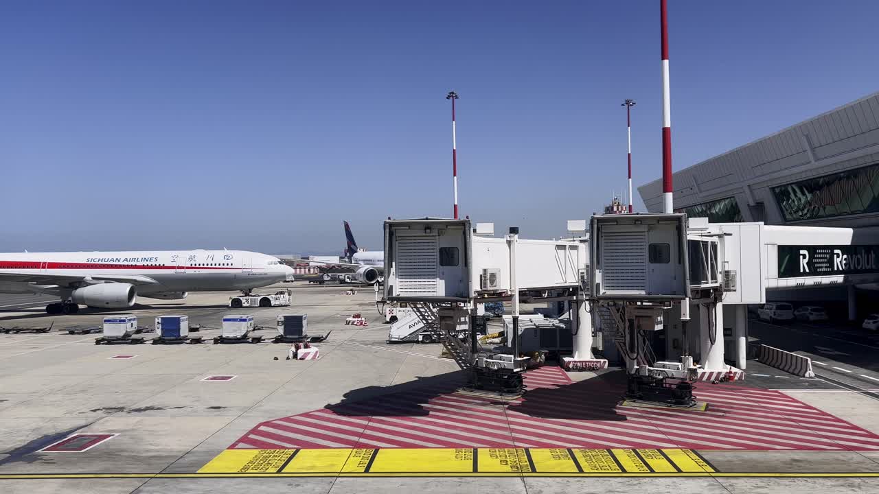 avión en la puerta del aeropuerto