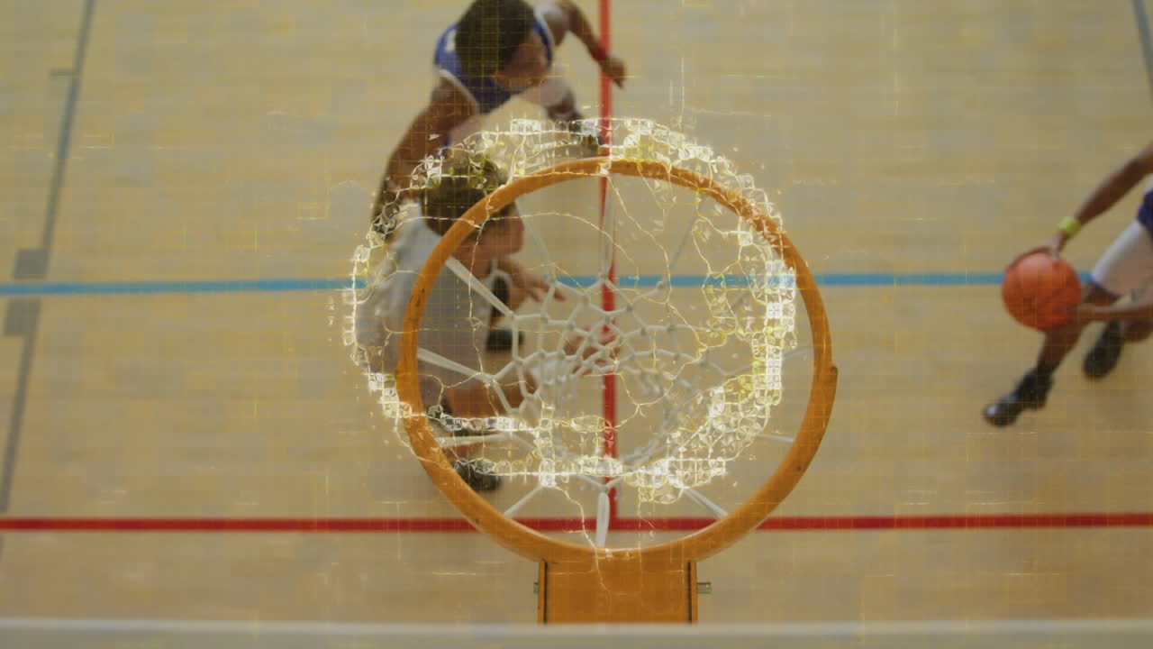 cerebro humano girando contra la vista superior de un grupo de niños jugando al baloncesto