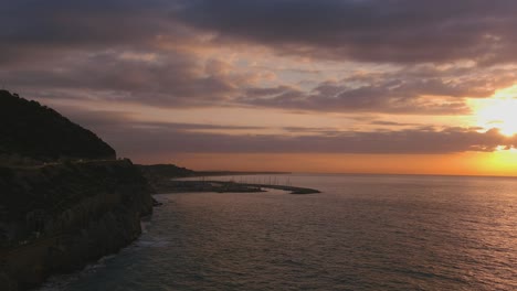 Dramatischer-Blick-Auf-Die-Straße-Und-Den-Hafen-Von-Ginesta-An-Der-Costa-Del-Garraf-Bei-Sonnenaufgang