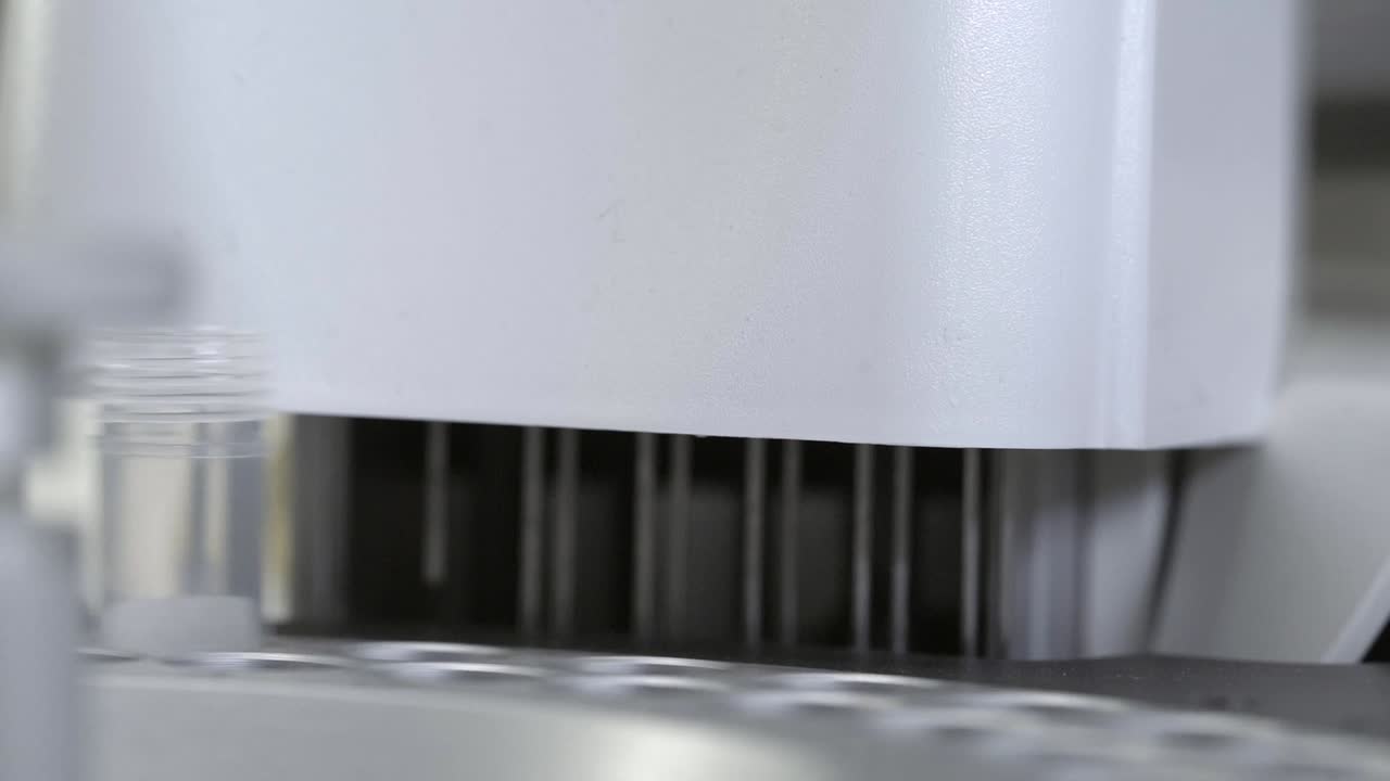 макро снимок вращающейся подносной пробы химического анализатора с пробой жидкости тела в трубках