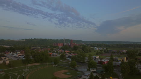 Antena-Sobre-Lawrenceburg,-Indiana,-Con-Empuje-Hacia-El-Diamante-De-Béisbol