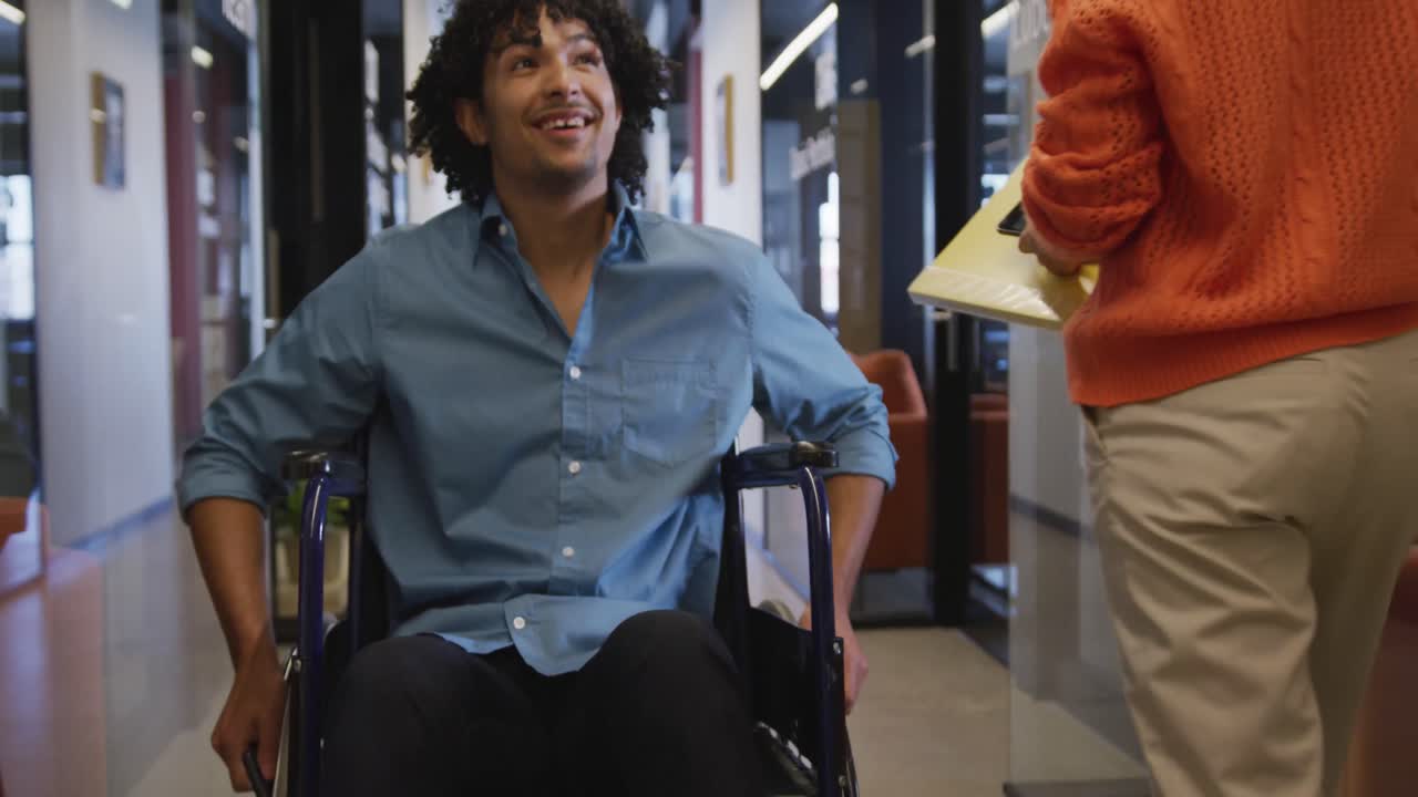 personas con discapacidad felices y diversas personas de negocios caminando y hablando en la oficina