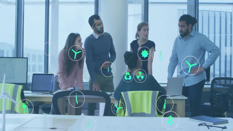 animación del icono en círculos sobre diversos arquitectos compartiendo pensamientos sobre el plano de piso en el plano