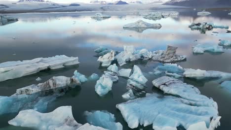 Glaciers-floating-on-water-in-Iceland-during-winter-in-the-morning