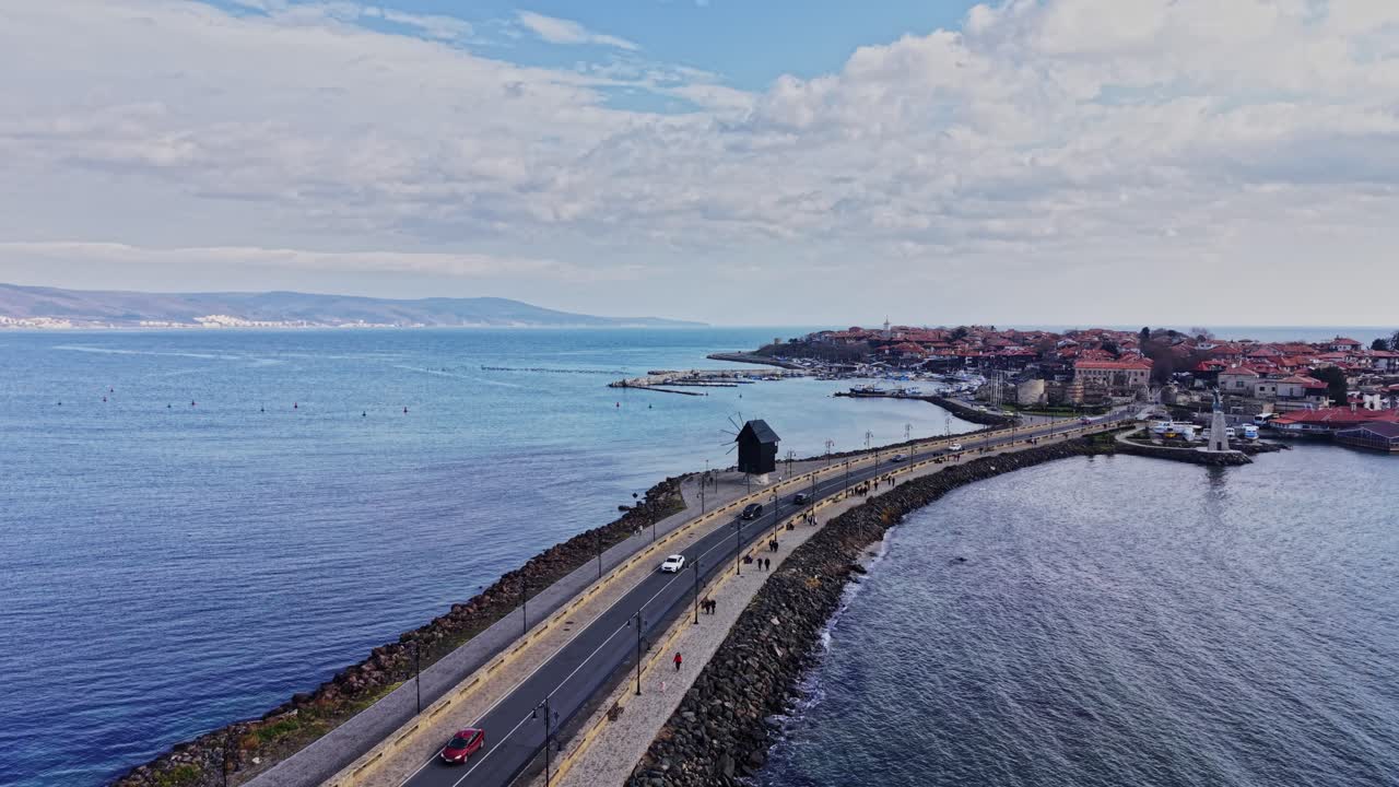 Vista di Nesebar, Bulgaria, lungo la costa con persone che camminano