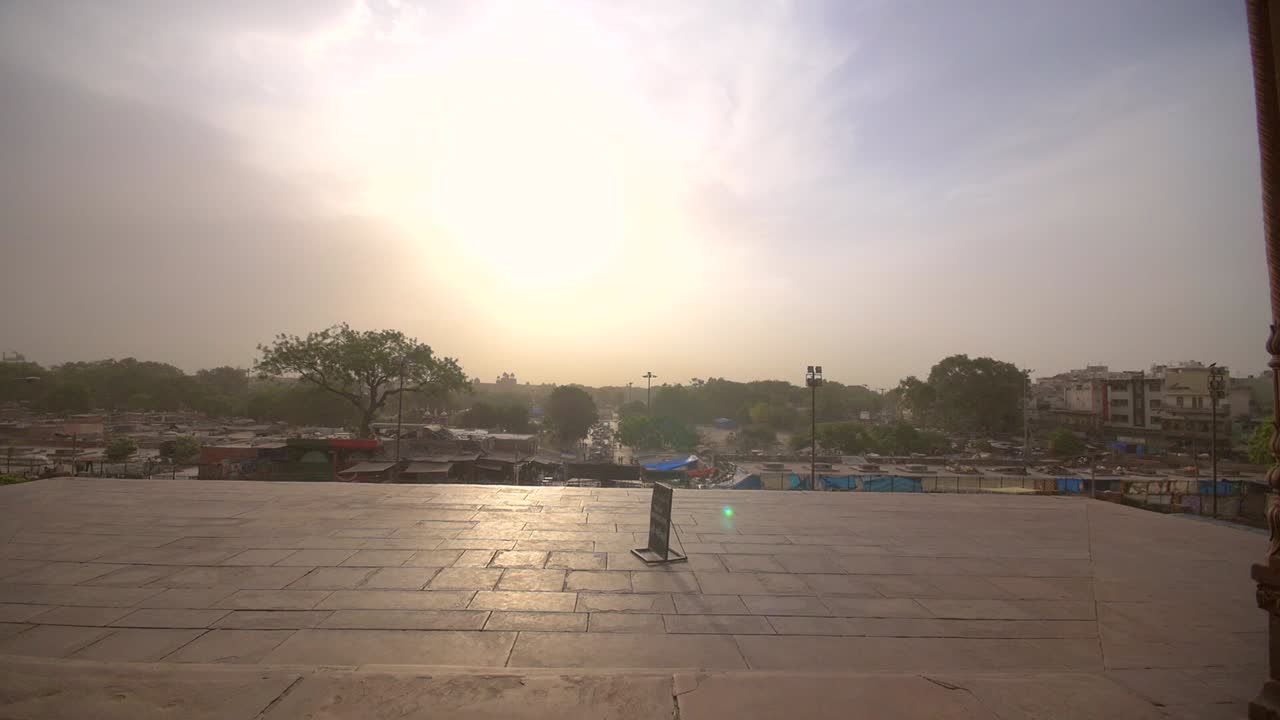 hombre indio que lleva alfombras de oración