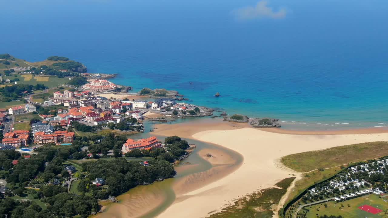 칸타브리아 섬, 팬, 낮의 여름 휴가 해안선의 공중 드론 보기