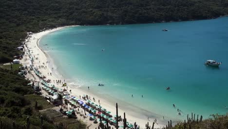 vista aérea inclinada hacia arriba de la idílica playa de forno en arraial do cabo, rj, brasil