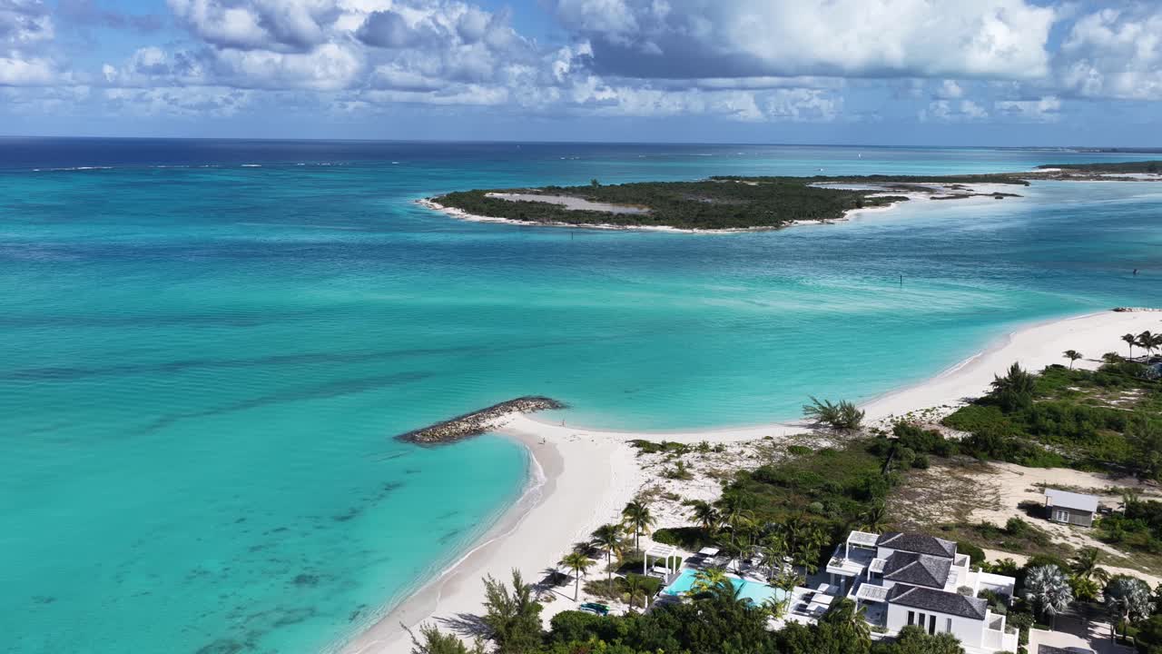 Leeward Beach a Providenciales, nelle isole Turks e Caicos, Regno Unito. Paesaggio sulla spiaggia. Tonalità di blu ad acquerello. Destinazione di viaggio. Leeward Beach a Providenciales. Paesaggio marino naturale