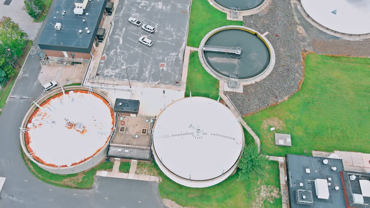 vista panorámica aérea del círculo de purificación de agua, tanques redondos con instalaciones, instalaciones de tratamiento de agua, plantas de tratamiento de aguas residuales