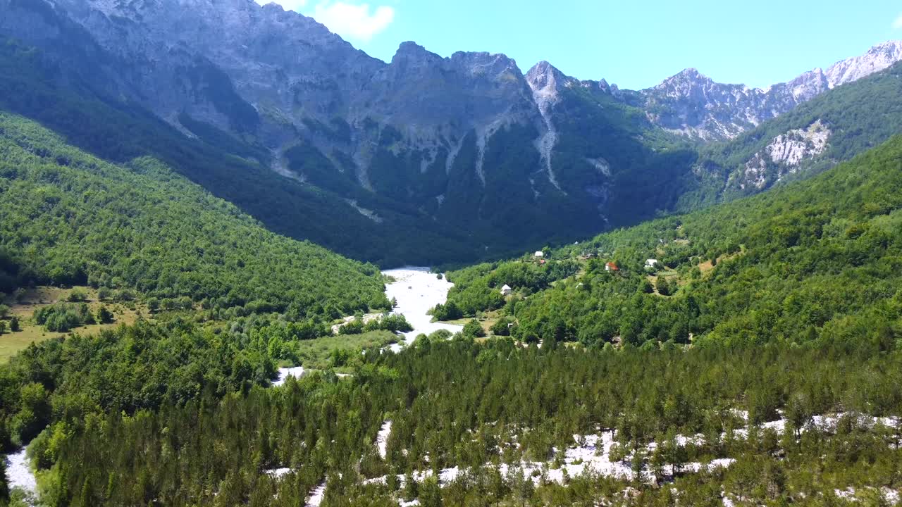 Il paesaggio panoramico della valle montuosa