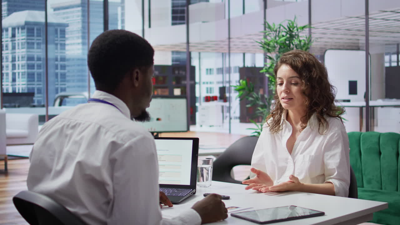 HR expert discussing with a skilled job candidate during interview