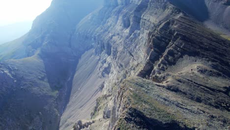 Antena-De-Antiguas-Montañas-Rocosas-Irregulares-En-Capas,-Pico-Carnarvon,-Kananaskis,-Alberta,-Canadá