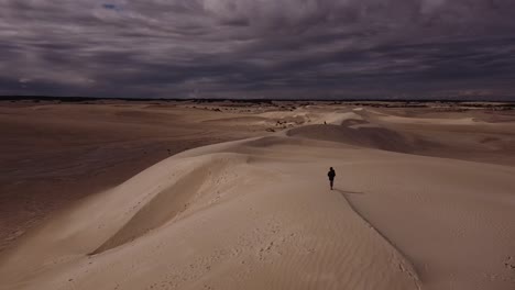 Las-Dunas-De-Arena-De-Lancelin-Son-Las-Más-Grandes-Del-Oeste-De-Australia,-Tienen-Alrededor-De-2-Km-De-Largo-Y-Son-La-Principal-Atracción-De-Lancelin