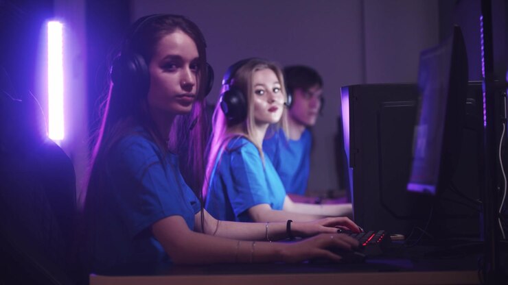 Gruppe af venner, der sidder i en gamingklub og deltager i en online gamingturnering, mens de vender sig