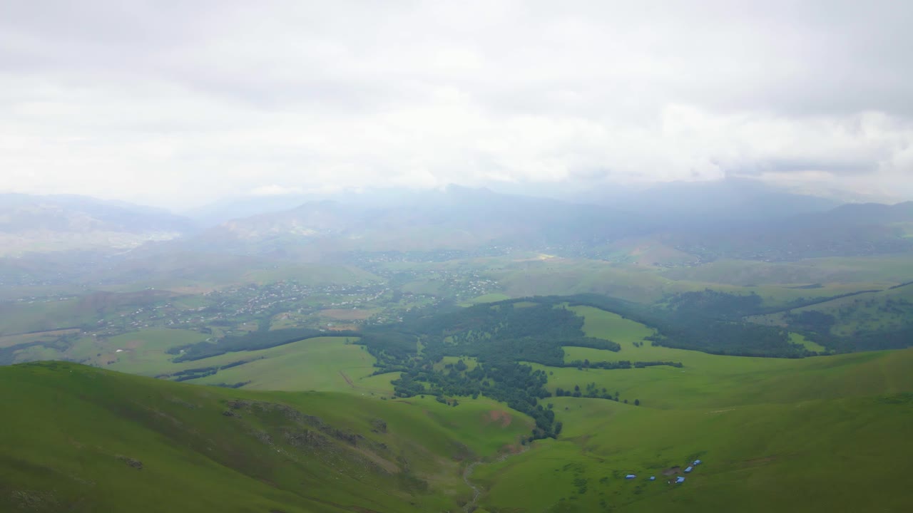 아제르바이잔의 카우카스 산맥 가다바이 지역에 내려오는 무인기 총격