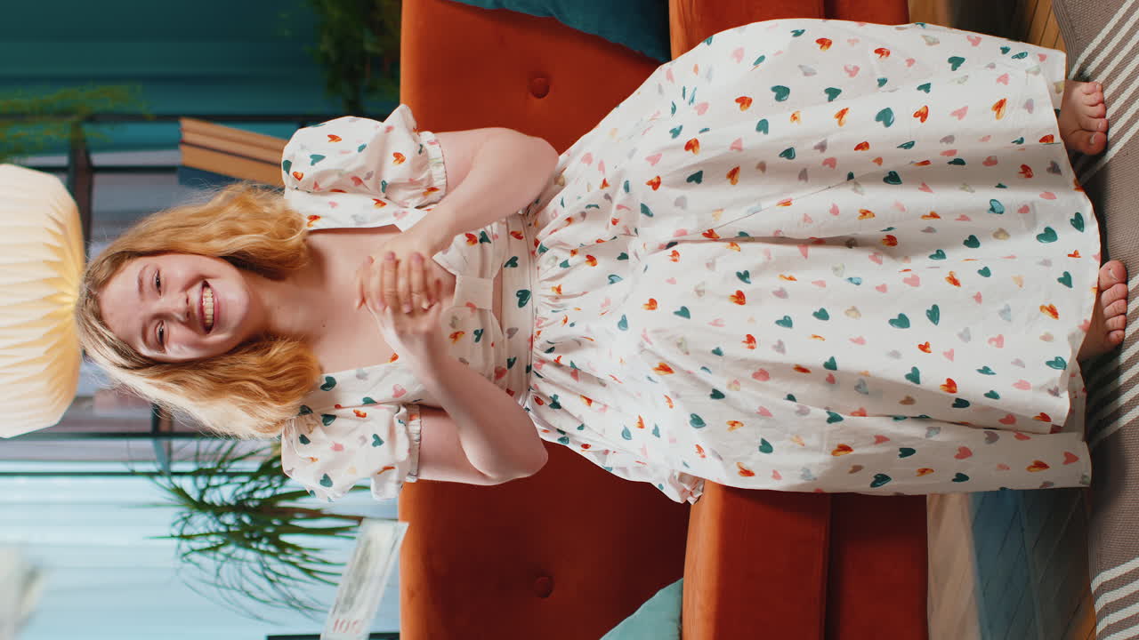 돈으로 성공을 축하하는 여자