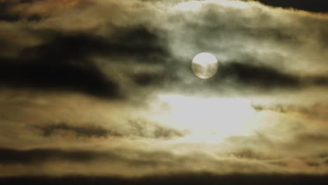 luna llena en la noche con nubes en movimiento