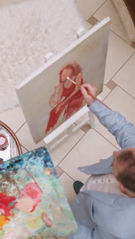 el diseñador dibuja las características faciales de la modelo de dama en el lienzo. el artista atento hace trazos de color en el retrato de la mujer en un apartamento residencial. belleza artística