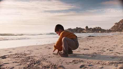 Strand,-Reisen-Und-Junge,-Der-Im-Sand-Spielt