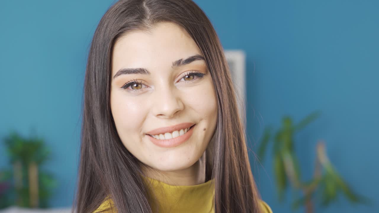 retrato de una joven feliz, natural y hermosa.
