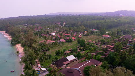 Complejo-De-Bungalows-En-La-Costa-De-La-Playa-De-Koh-Kood-Con-Palmeras,-Tailandia