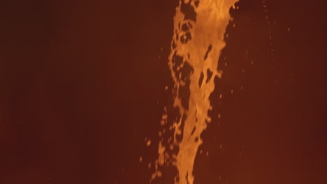 erupción de lava derretida