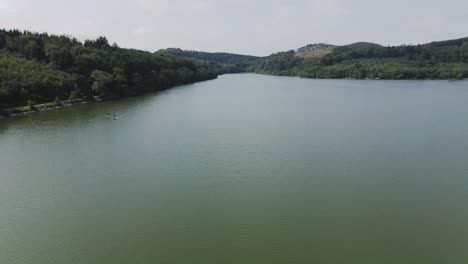 Vista-Aérea-Giratoria-Del-Lago-Castlewellan-Y-El-Parque-Forestal