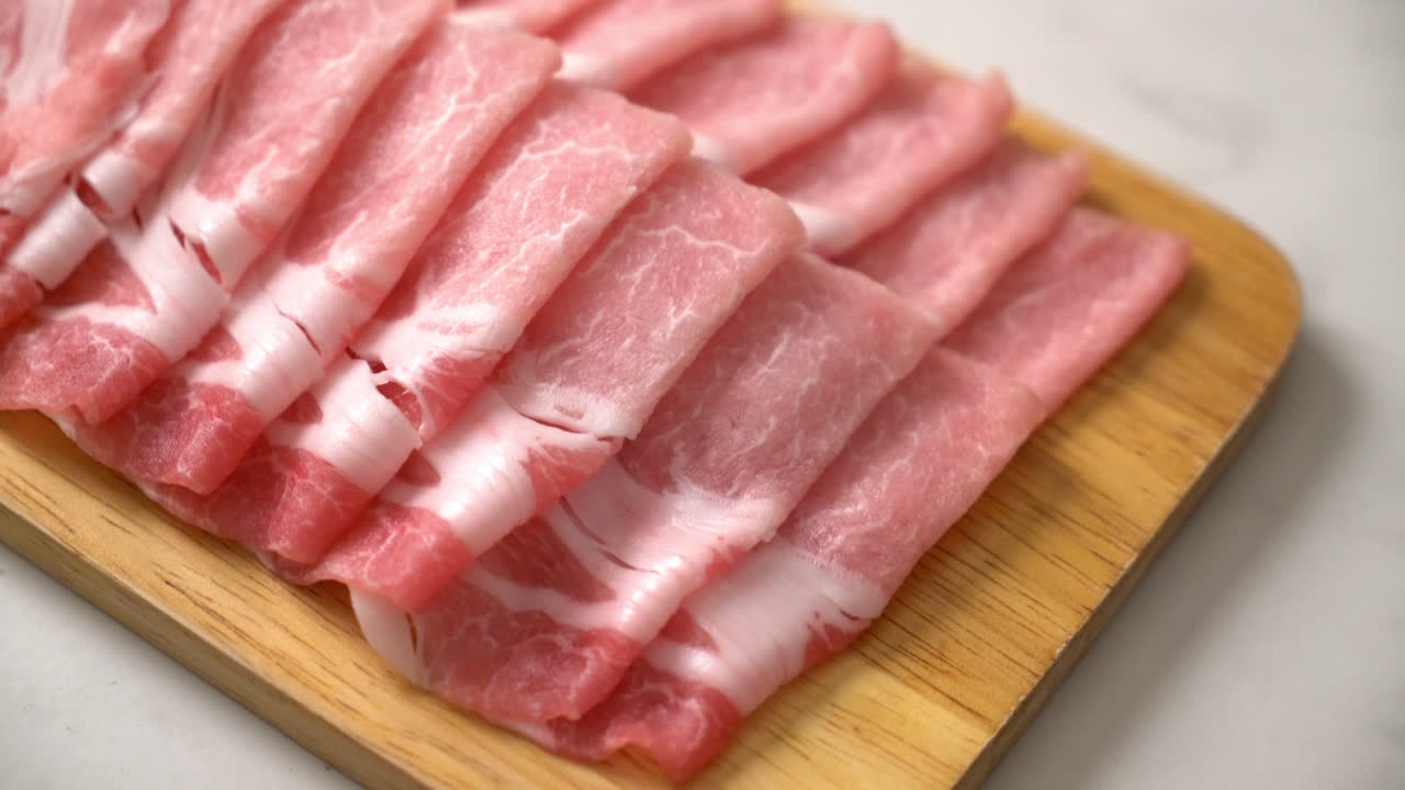 solomillo de cerdo crudo fresco en rodajas