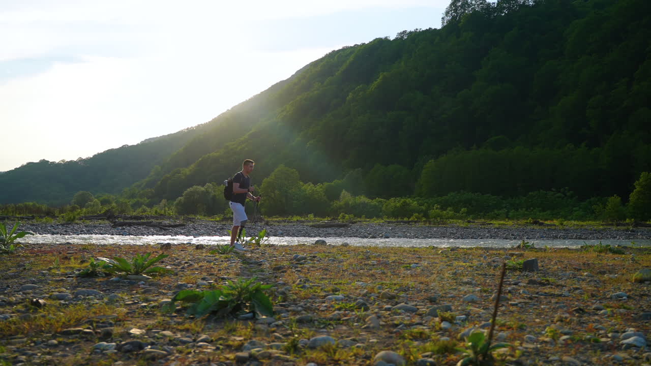 해가 지면 산 계곡 을 산책 하는 사람