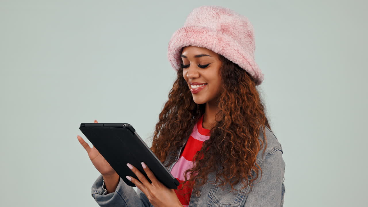 gracioso, video y mujer con tableta en social