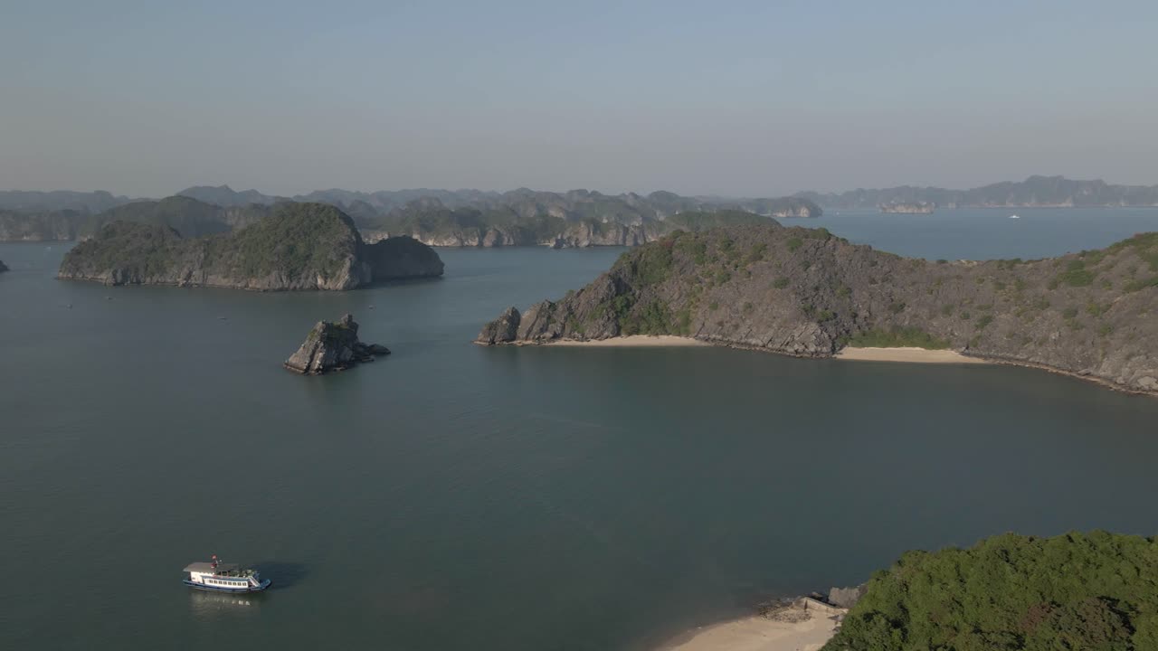 panorámica aérea: islas escarpadas de la famosa bahía de ha long en el norte de vietnam