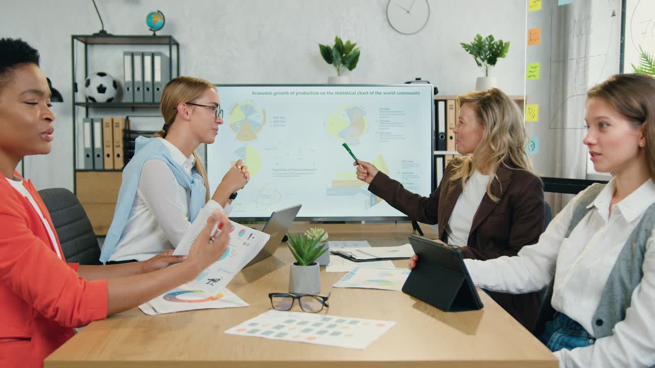 мозговой штурм многорасовой бизнес-профессиональной команды из четырех женщин, участвующих в дискуссии и тренировочной встрече за столом в конференц-зале