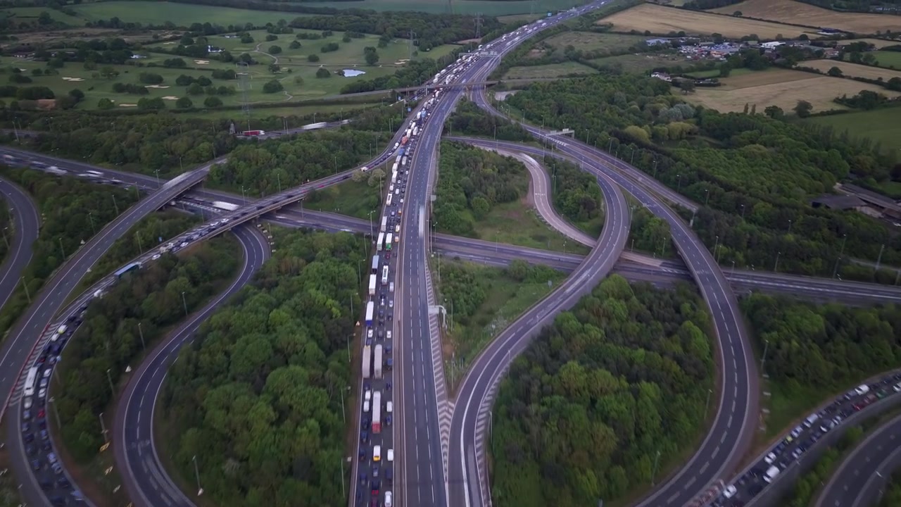 Hyperlapse del traffico autostradale su un enorme svincolo rurale.