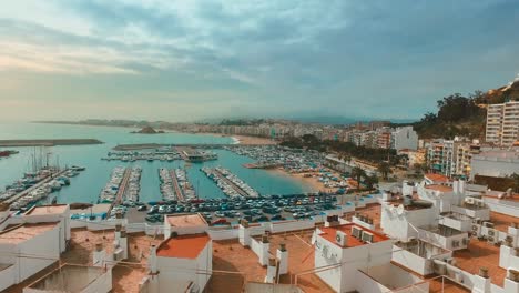 Hermosa-Laguna-De-Verano-Con-Agua-De-Mar-Turquesa-Y-Cielo-Azul