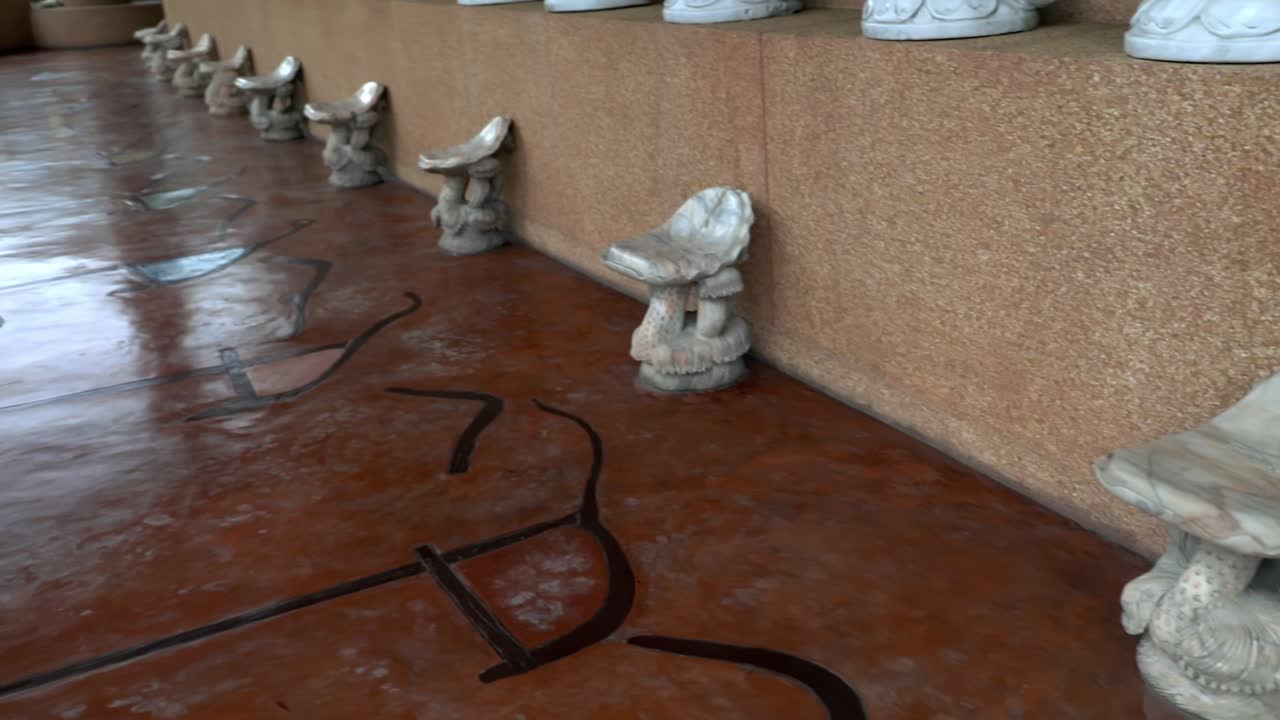 사원의 의자를 바라보며